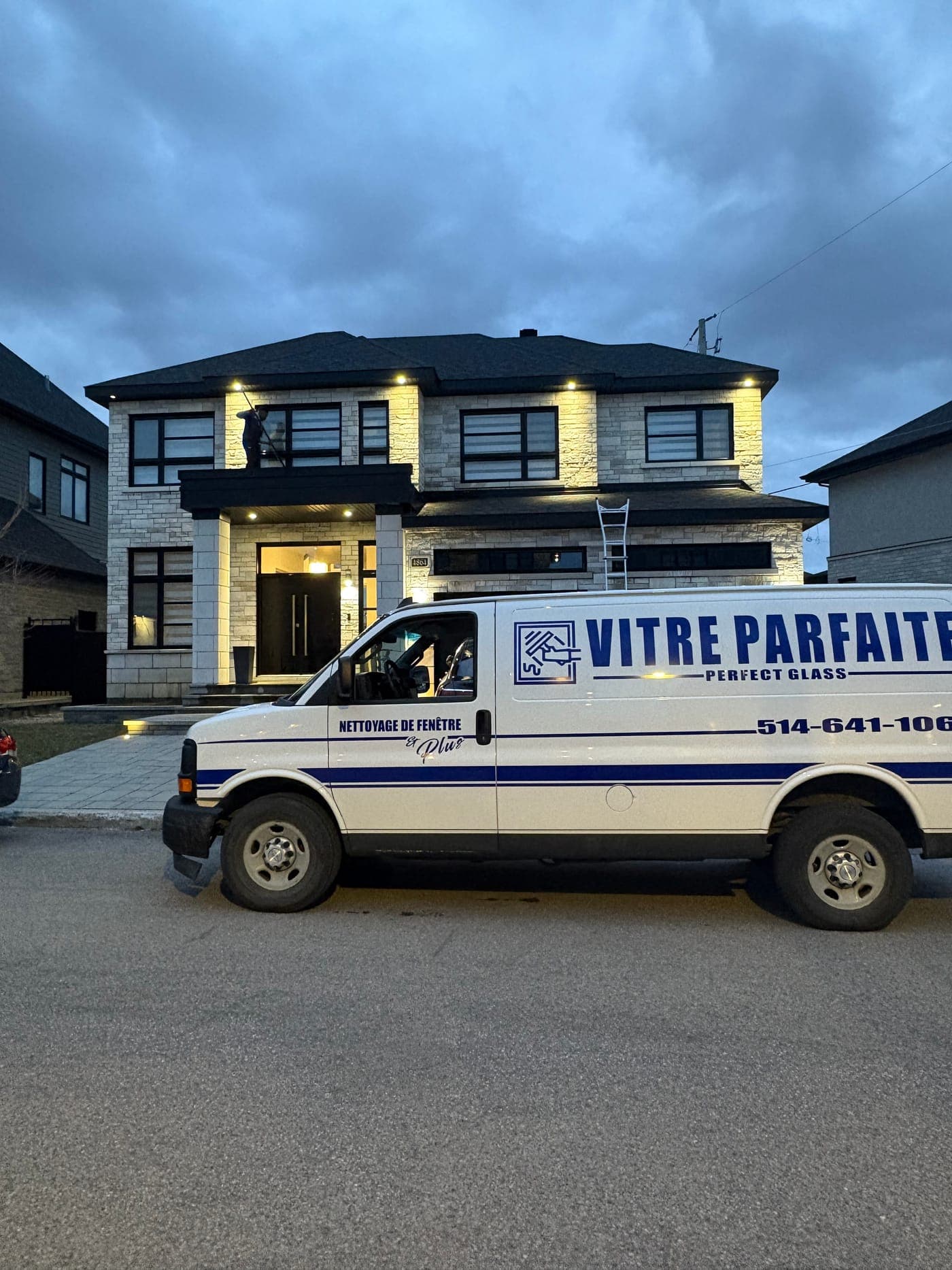 Camion Vitre Parfaite devant une maison de la Rive-Nord